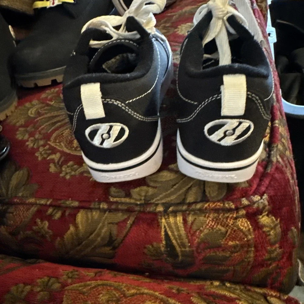 Heelys Skates unisex size 2youth